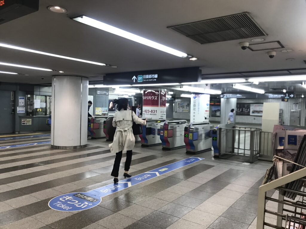 DT06_用賀駅改札